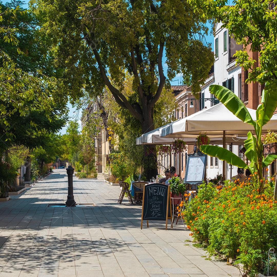 Vista de famílias almoçando em um restaurante típico italiano nas ruas de Veneza.
