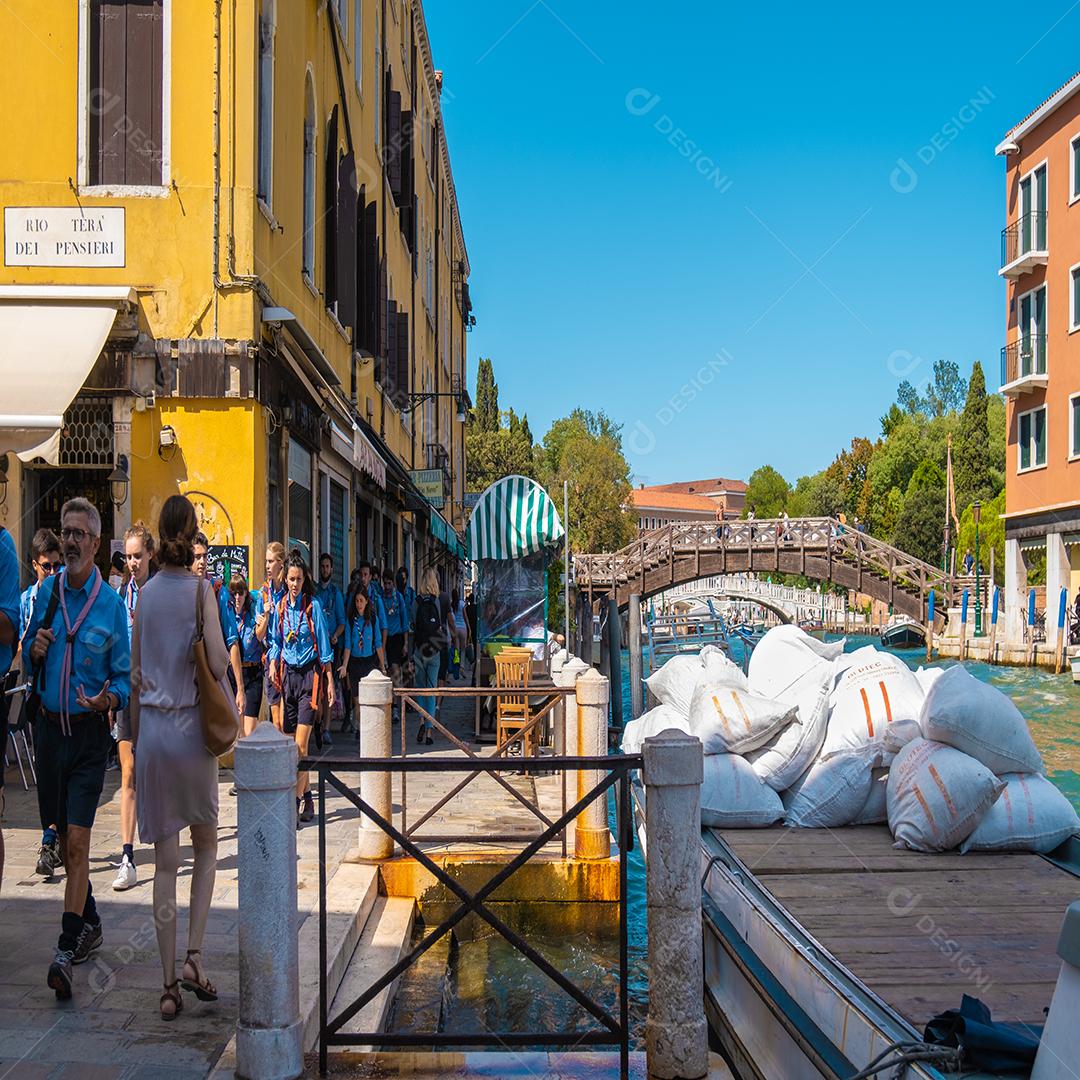 Vista do grupo de escoteiros caminhando pelos canais de Veneza, Itália.