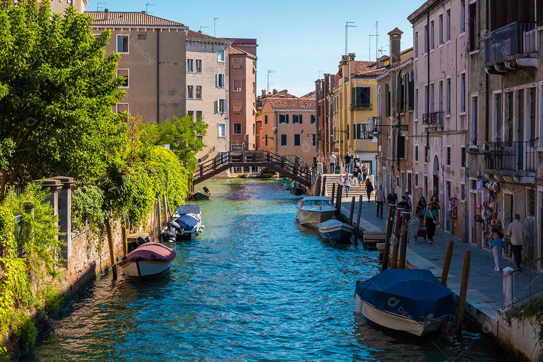 VENEZA, ITÁLIA - 27 de agosto de 2021: Vista panorâmica dos canais vazios de Veneza durante o dia