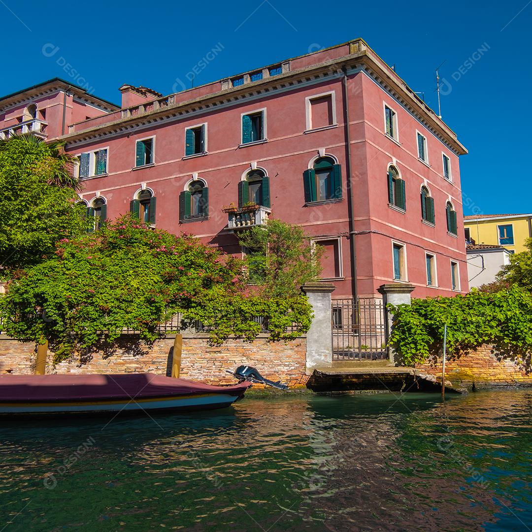 Vista dos canais vazios de Veneza com prédios de apartamentos ao fundo.