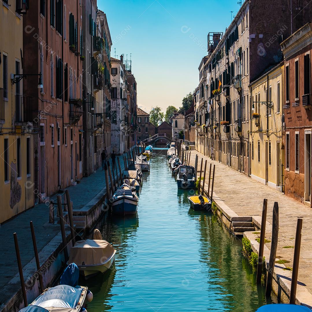 Vista panorâmica dos canais vazios de Veneza durante o dia