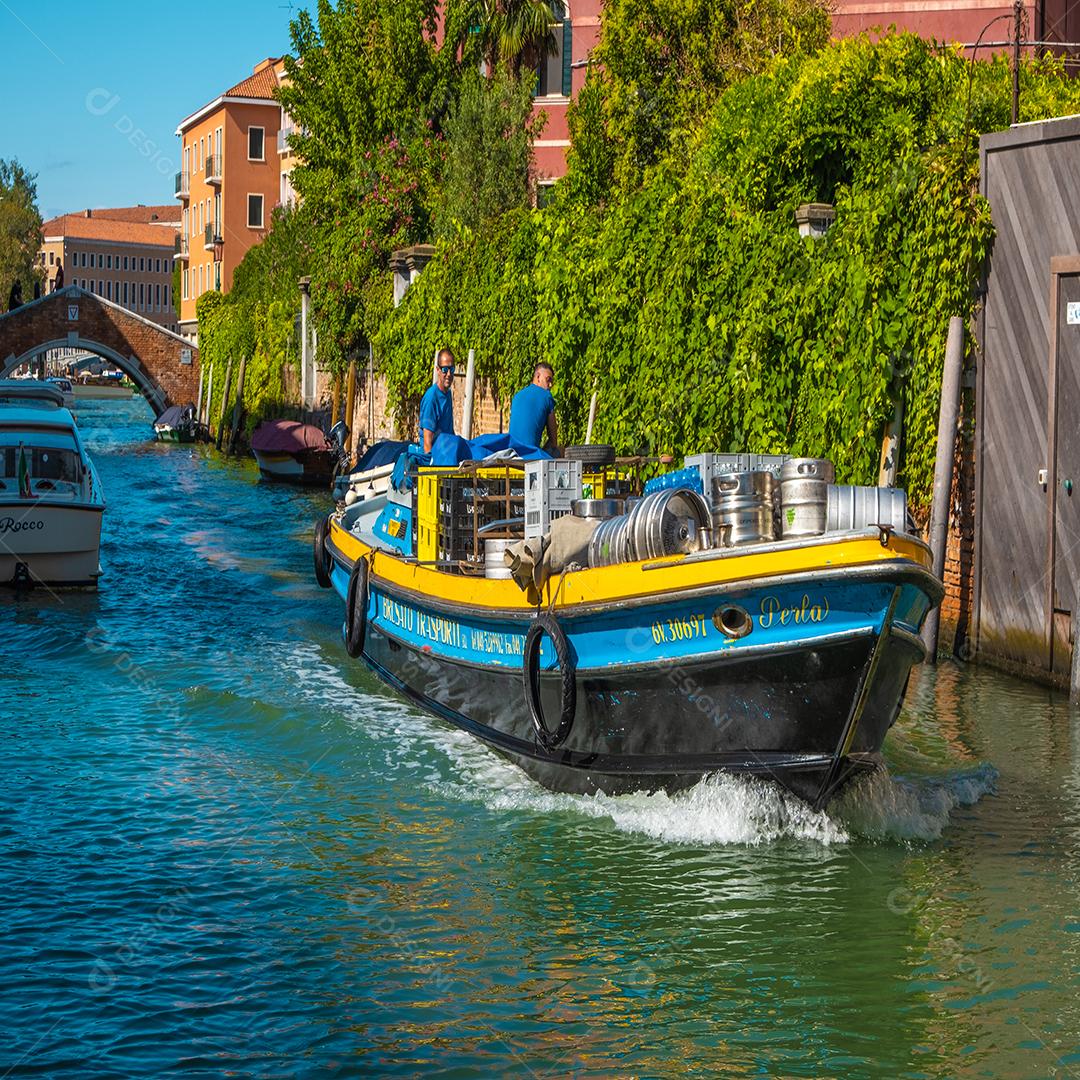 Vista de barcos transportando produtos para abastecer a população nos canais de veneza, itália.