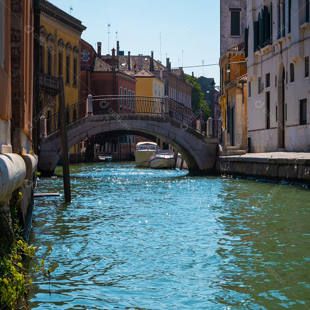 Vista de casas históricas e ponte sobre os canais de Veneza vazias devido à pandemia.