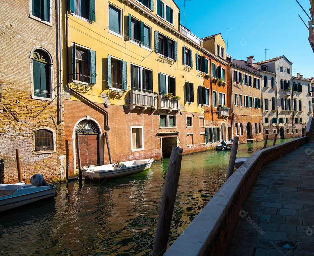 Vista de casas históricas nos canais de Veneza vazias devido à pandemia.