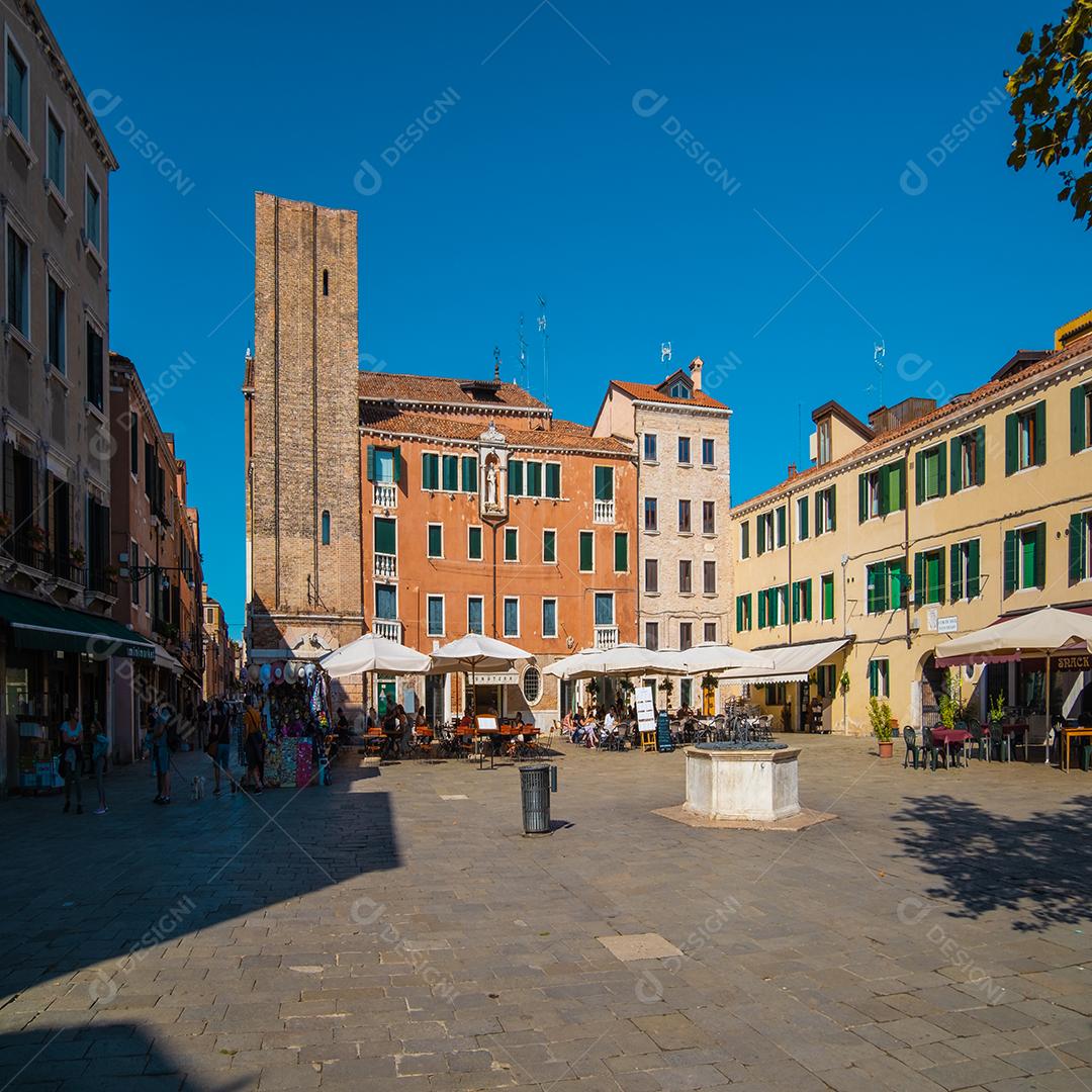 Vista de pessoas na praça de Veneza, na Itália.