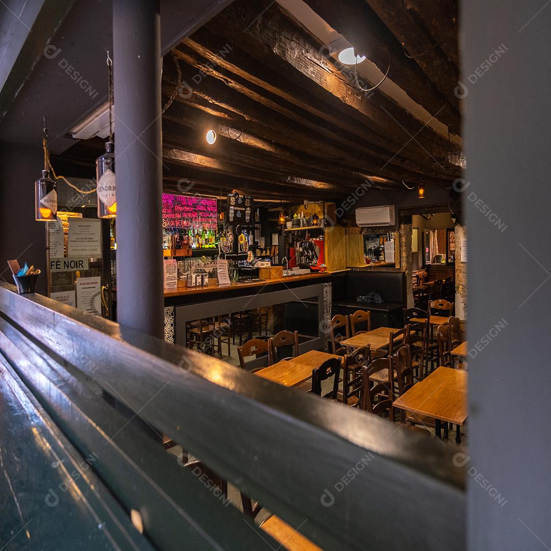 Bar vazio nas ruas de Veneza visto pela janela.