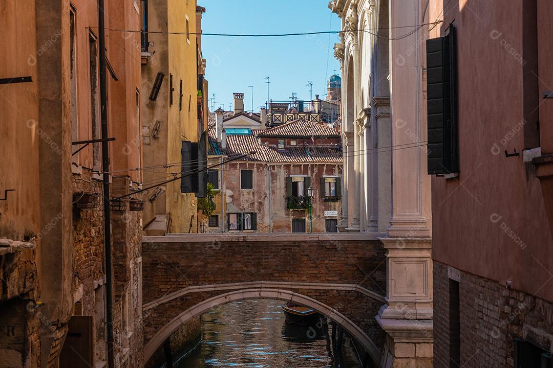Vista panorâmica da ponte vazia de Veneza e ruas durante o dia.