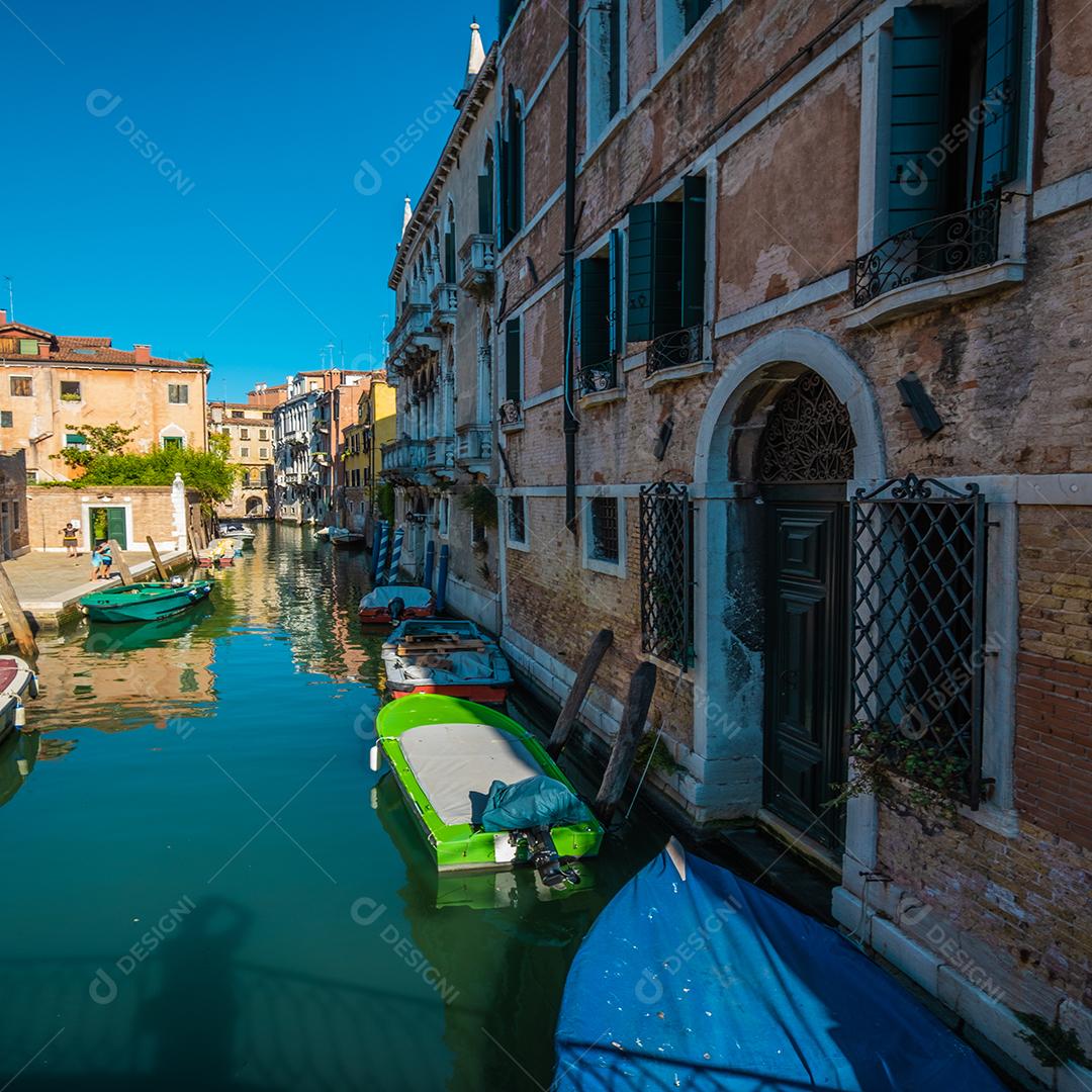 Vista panorâmica dos canais vazios de Veneza durante o dia.