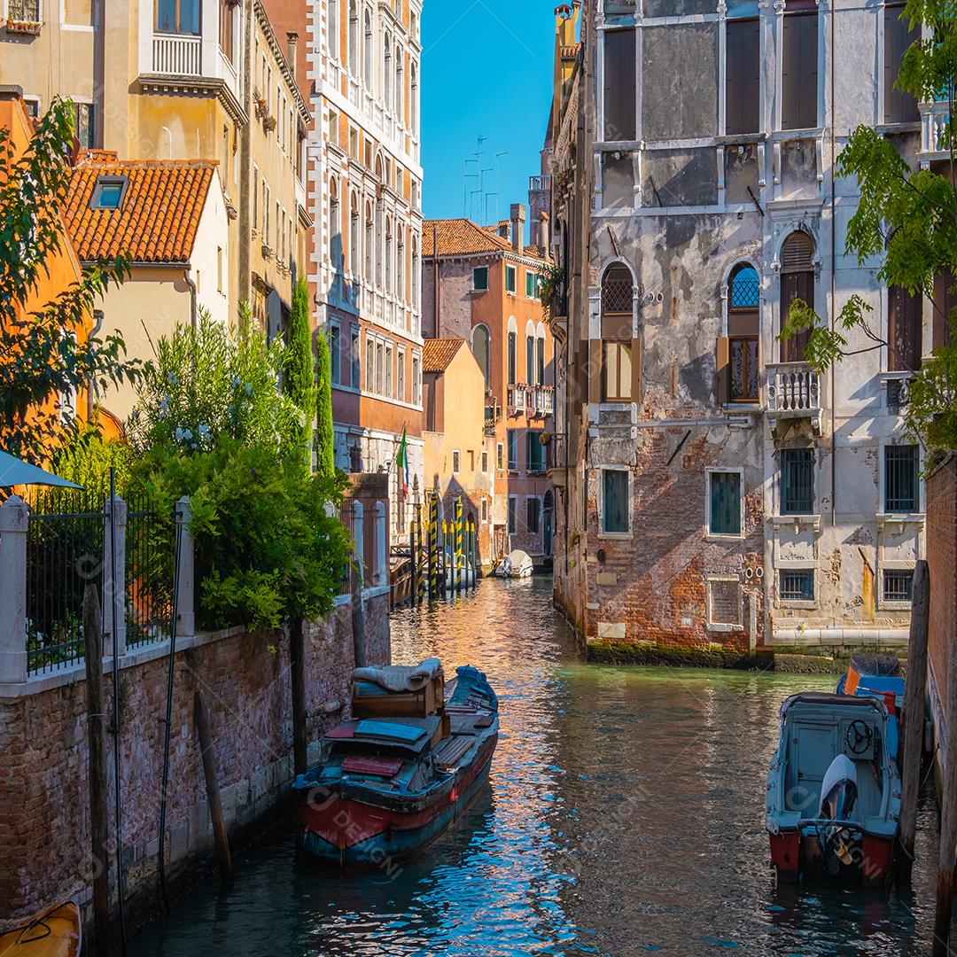 Vista panorâmica dos canais vazios de Veneza durante o dia.