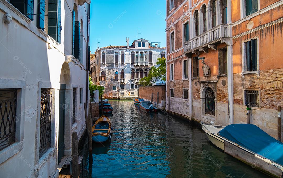 Vista dos canais vazios de Veneza com prédios de apartamentos ao fundo.