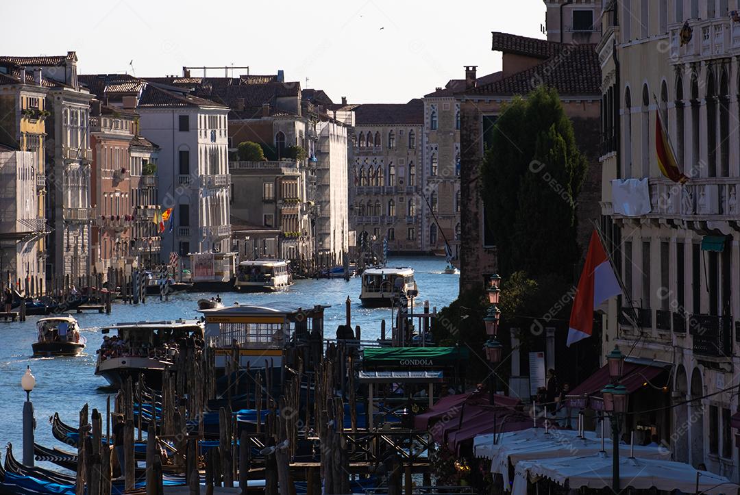 Vista incrível sobre a bela Veneza, Itália. Muitos barcos navegando por um dos canais