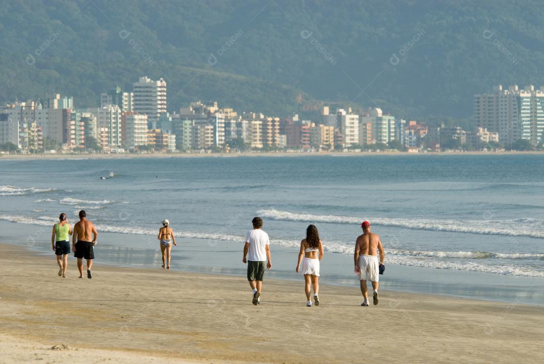 Paisagem pessoas sobre praia mar