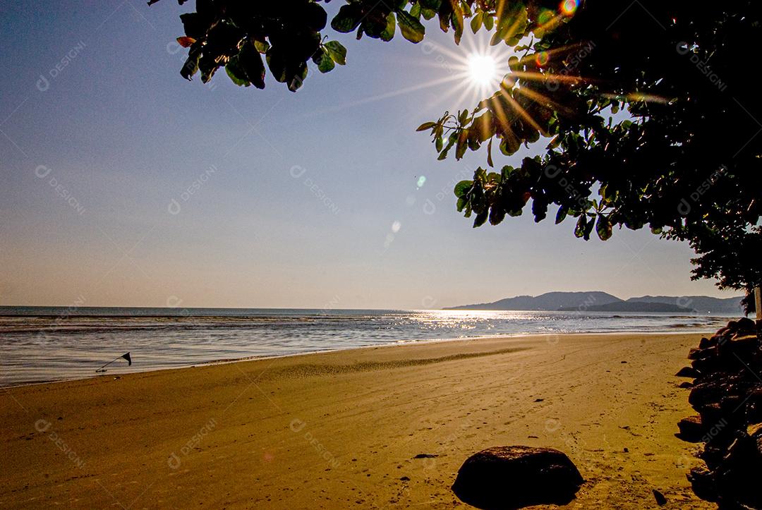 Praia paisagem sobre dia ensolarado mar areia