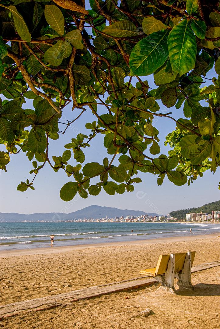 Praia paisagem sobre dia ensolarado mar areia