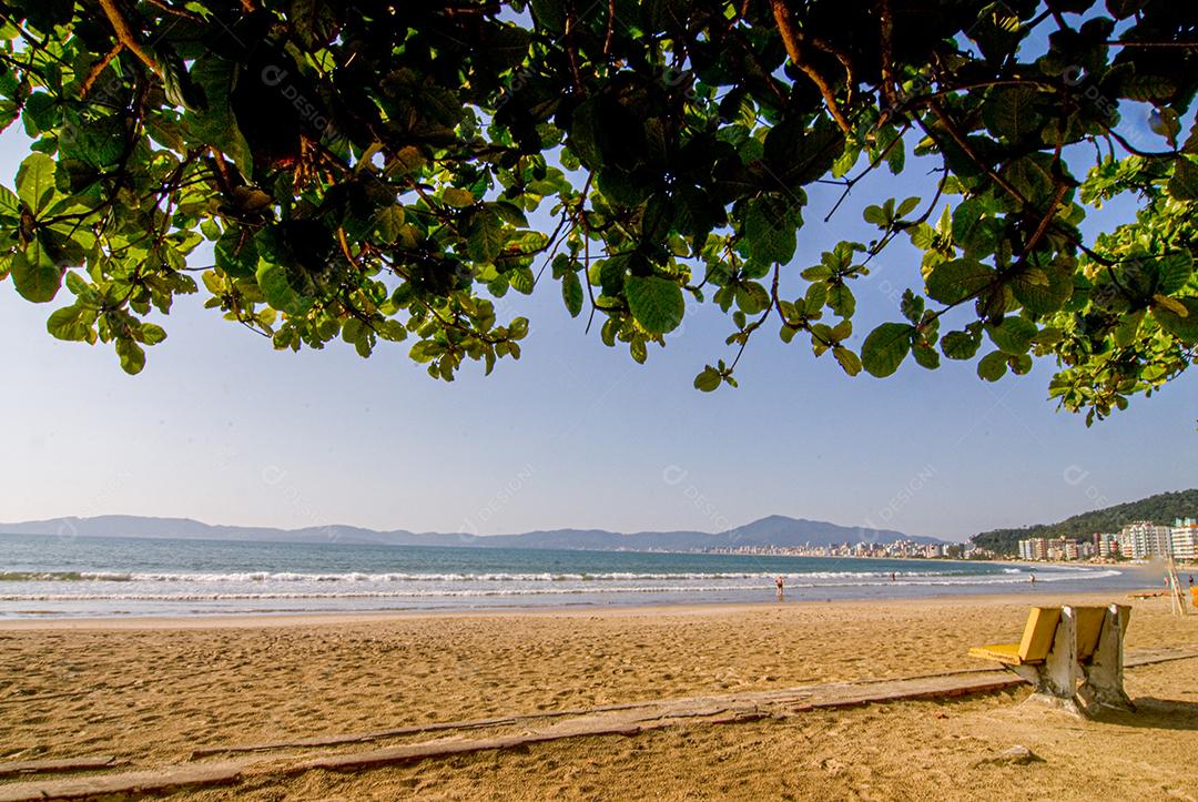 Praia paisagem sobre dia ensolarado mar areia