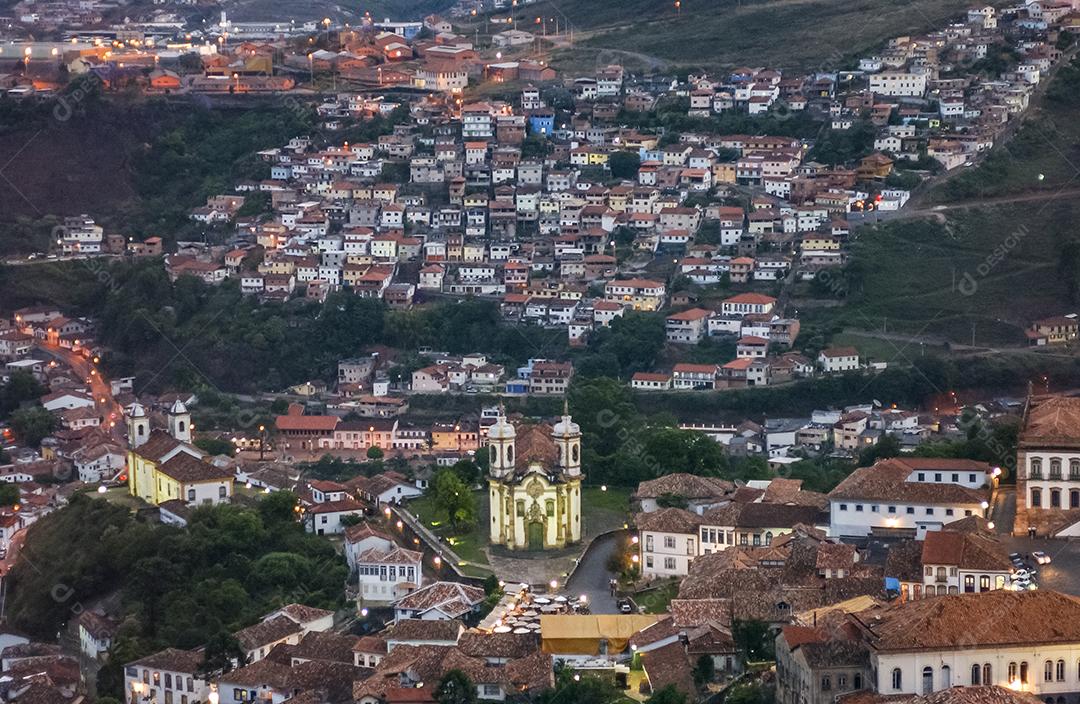 Vista parcial da cidade com prédios históricos.