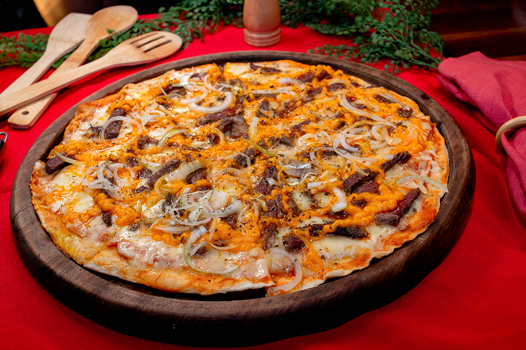 Deliciosa pizza de carne seca com queijo