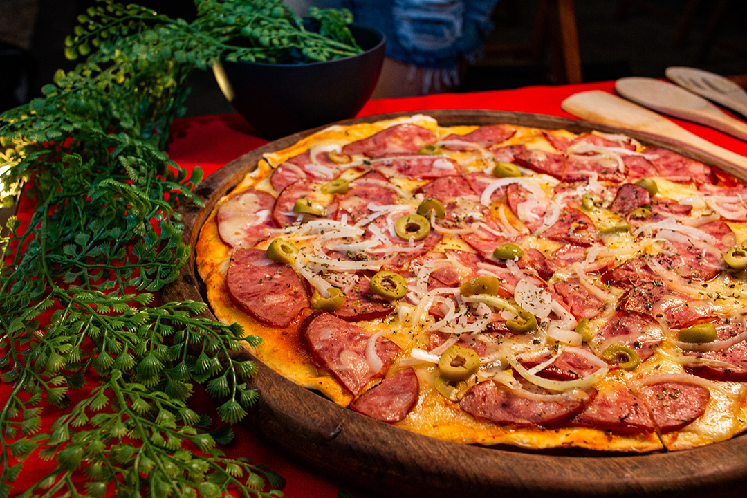 Deliciosa pizza de calabresa com cebola