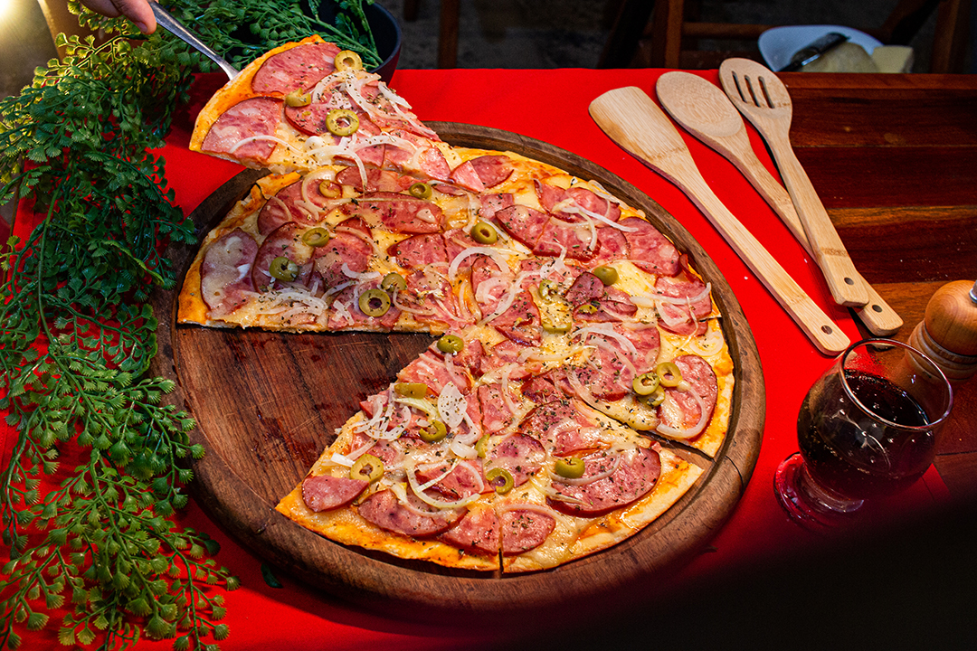 Pizza de calabresa com cebola