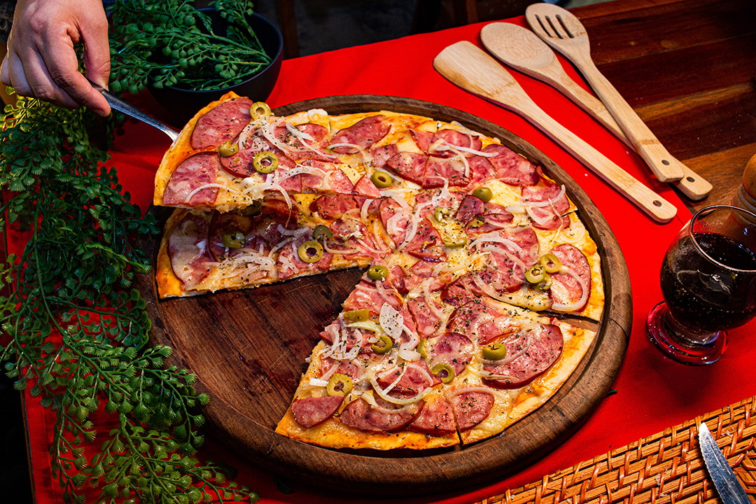 Pizza de calabresa com cebola