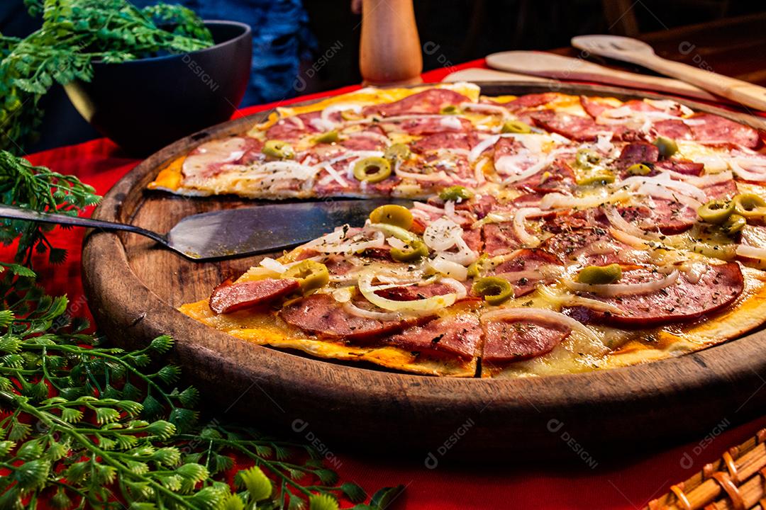 Deliciosa pizza de calabresa com cebola