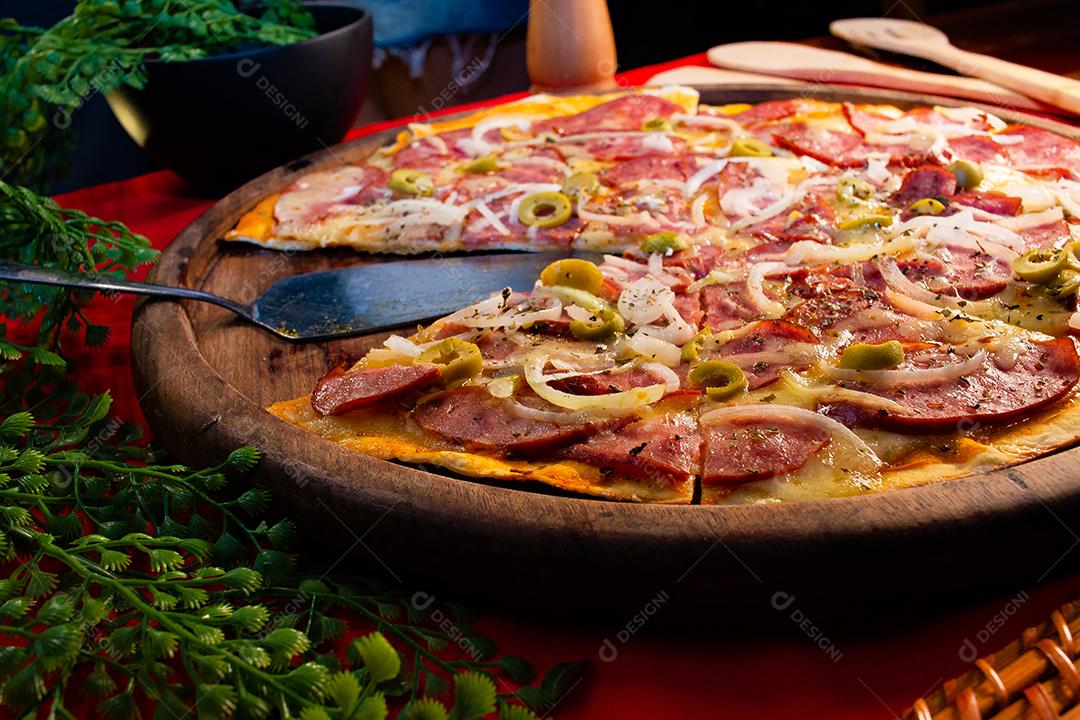 Deliciosa pizza de calabresa com cebola