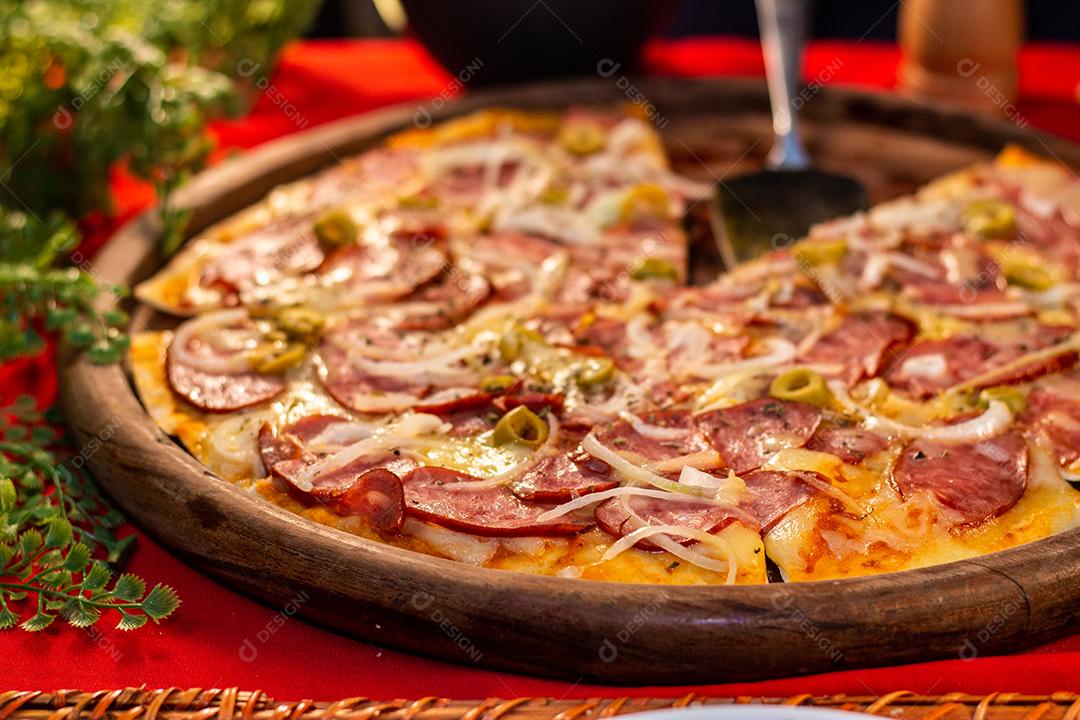 Pizza de calabresa com cebola