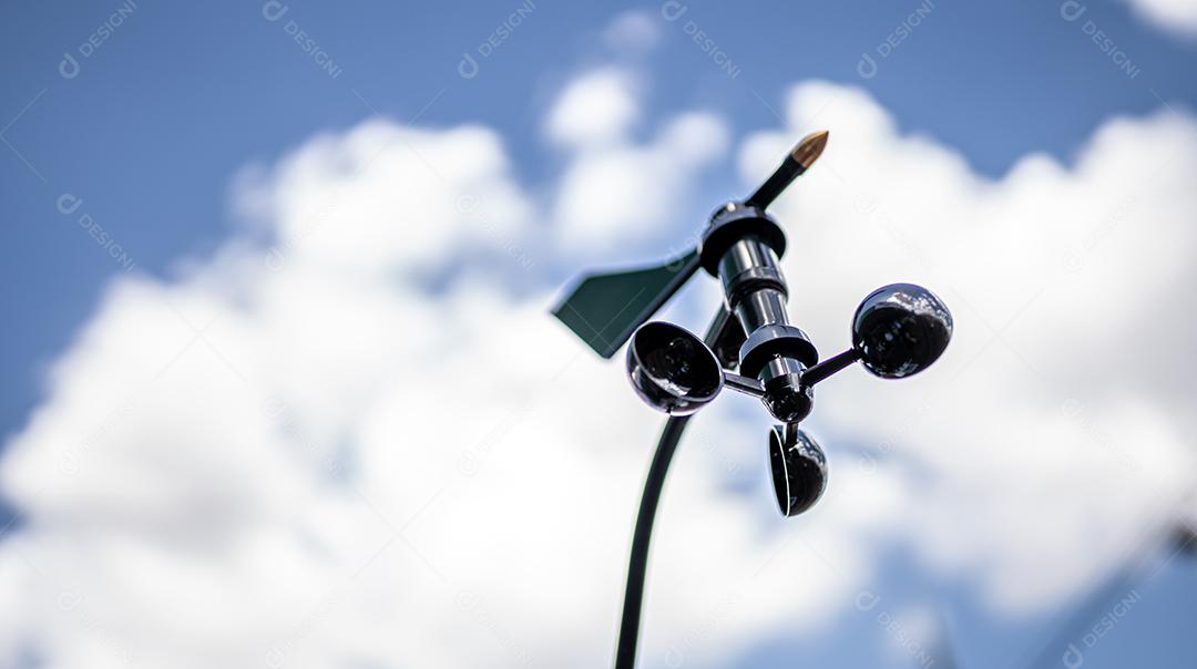 Estação meteorológica para medir a velocidade do vento. Anemômetro no céu azul. Equipamentos agrícolas de precisão.