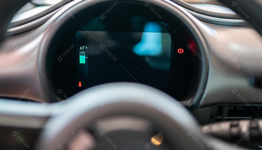 Painel do carro elétrico mostrando a porcentagem da bateria.