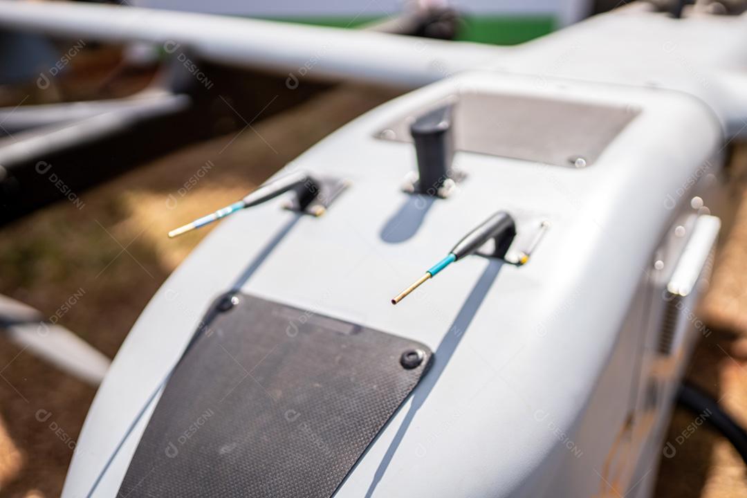 Detalhe dos tubos pitot de um drone de carga Vtol.