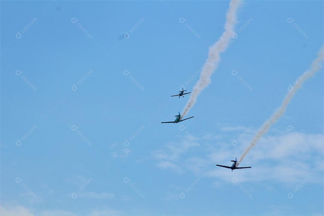 Avião voando sobre céu