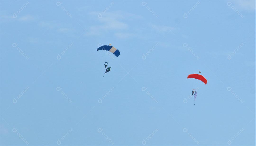 Pessoas saltando de paraquedas