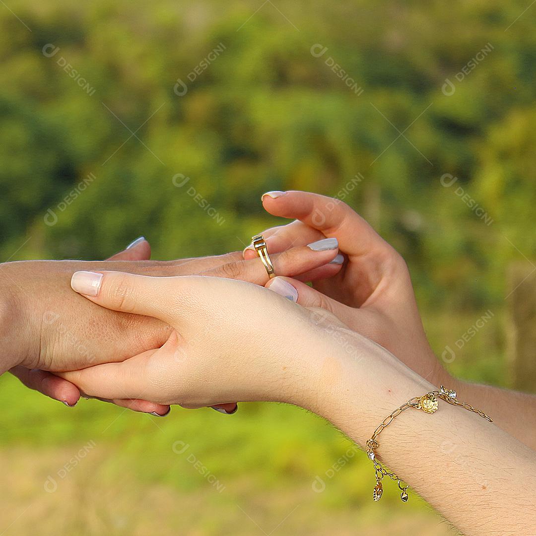 Mãos de pessoas colocando aliança dedo casal casado