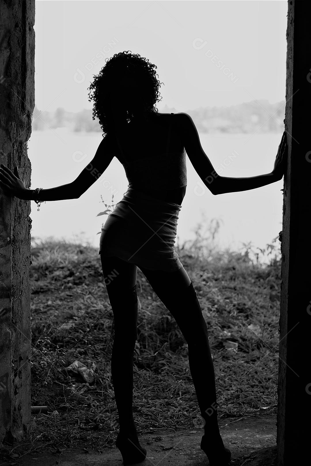 Mulher linda sexy sensualizando cabelo cacheado