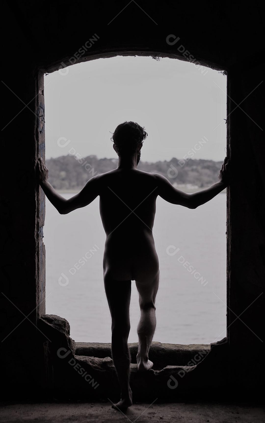 Homem sensualizando olhando horizonte nu