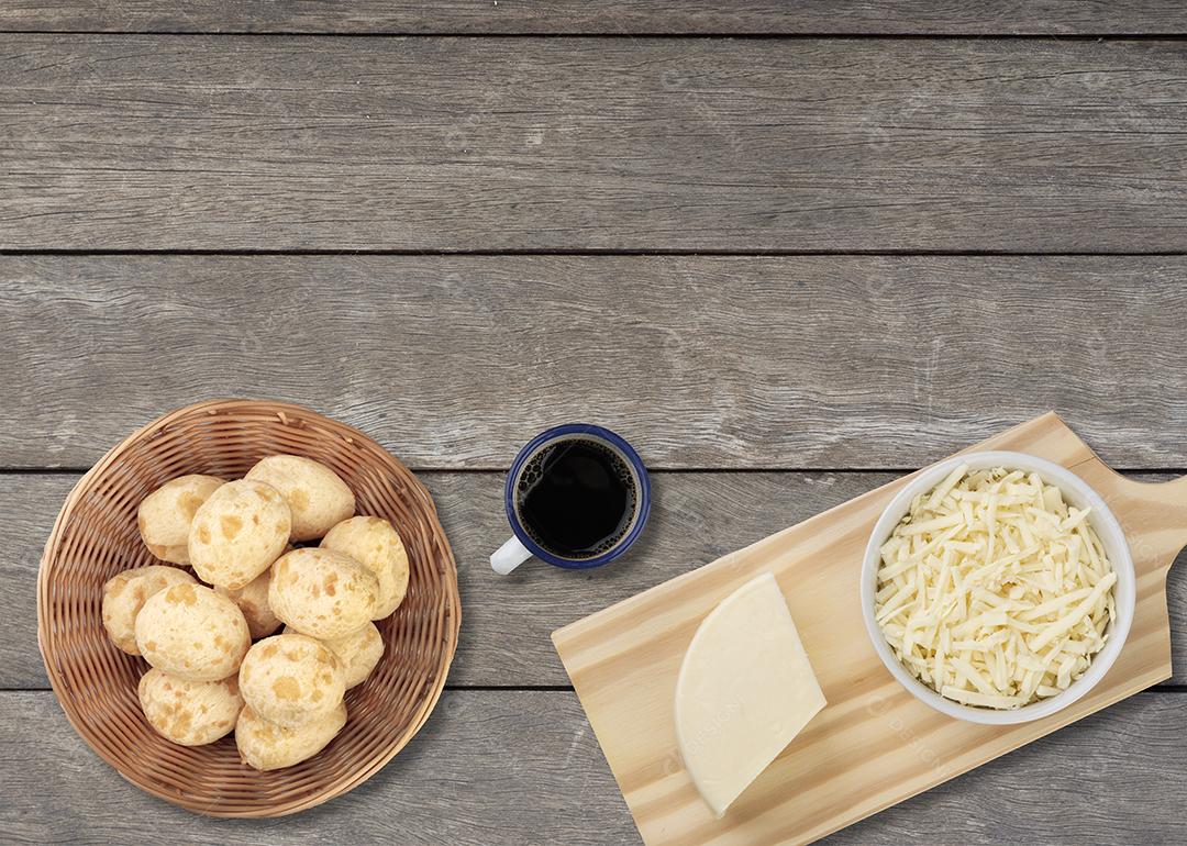 Pães de queijo brasileiro típicos em uma cesta com café, queijo