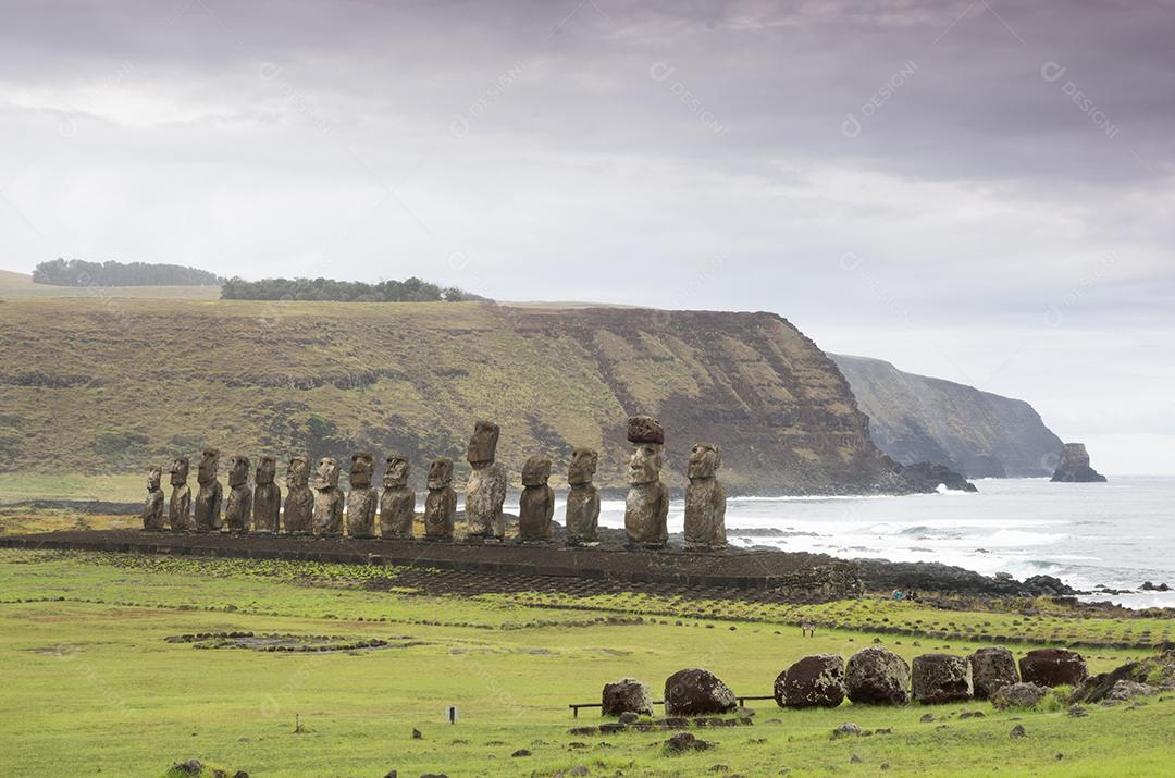 Moais em Ahu Tongariki, o maior ahu da Ilha de Páscoa, Rapa Nui.