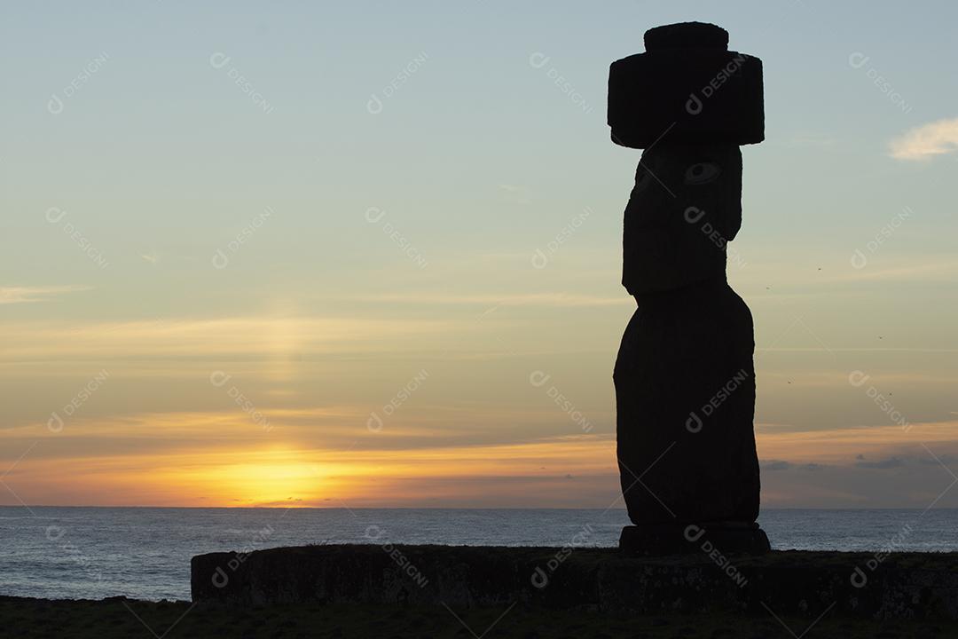 Moai no pôr do sol em Ahu Tahai, Ilha de Páscoa, Rapa Nui.
