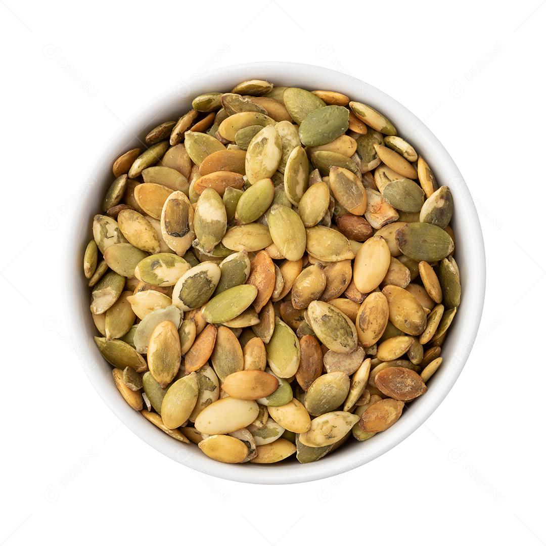 Sementes de abóbora em uma tigela isolada sobre fundo branco.