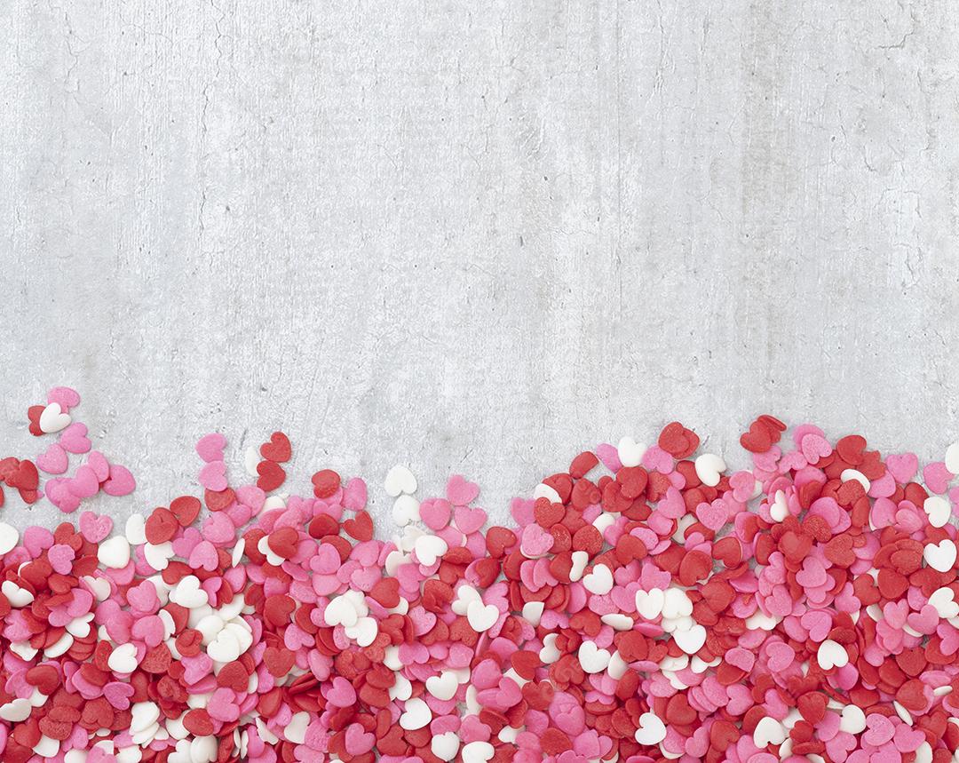 Um grupo de pequenos corações vermelhos, brancos e rosa