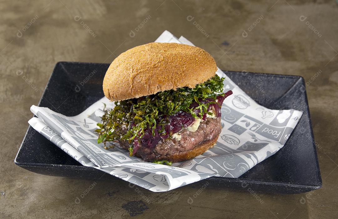 Hambúrguer com cebola e salada.