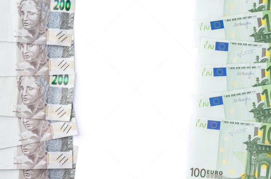 Notas de euro e dolar em fundo branco