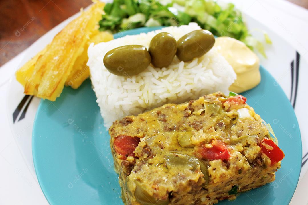 Prato de comida torta de frango azeitonas