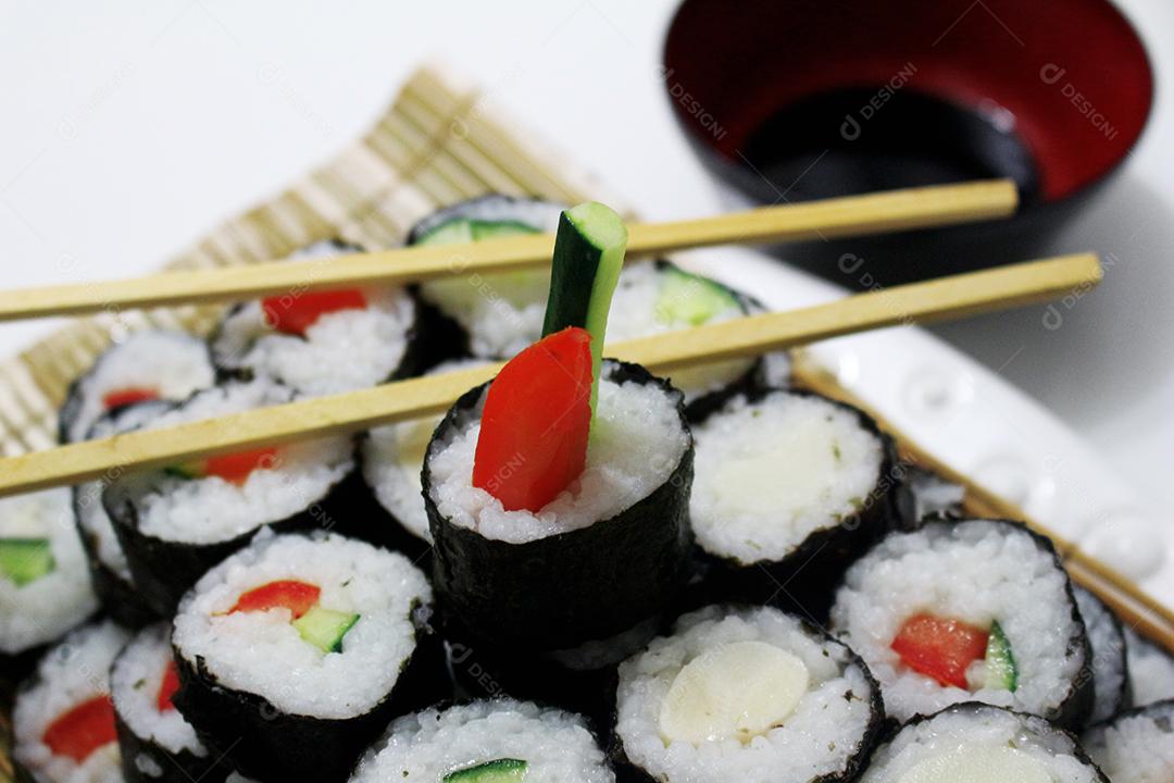 Comida tipica japonesa sushi sobre fundo branco