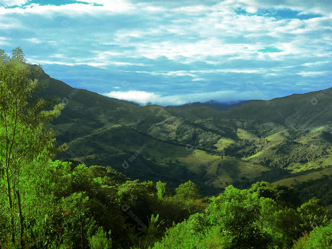 Paisagem montanhas penhasco floresta