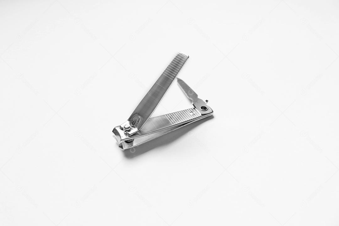 Cortador de unha materiais de manicure sobre fundo branco
