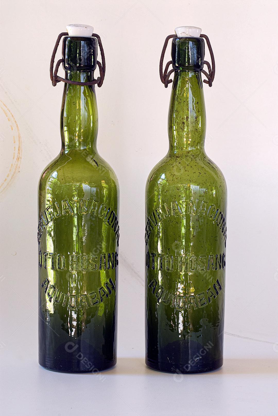 Garrafas verde vazias Garrafas de vidro.