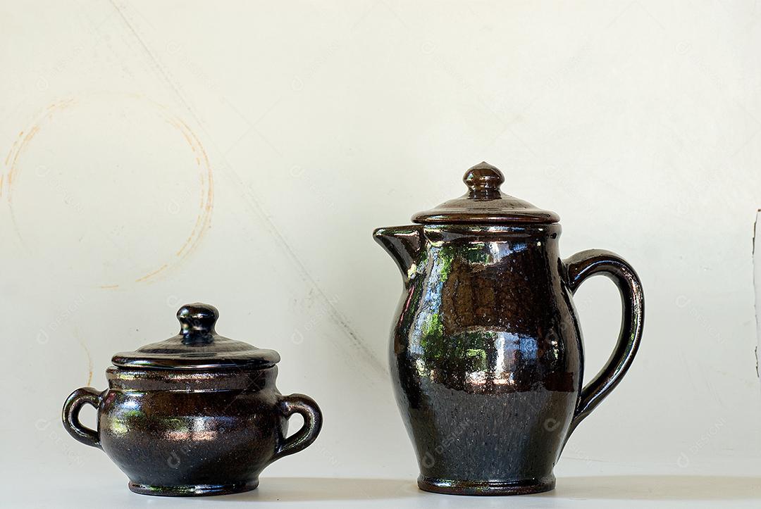 Um Jarro e uma Cafeteira Marrom Escuro