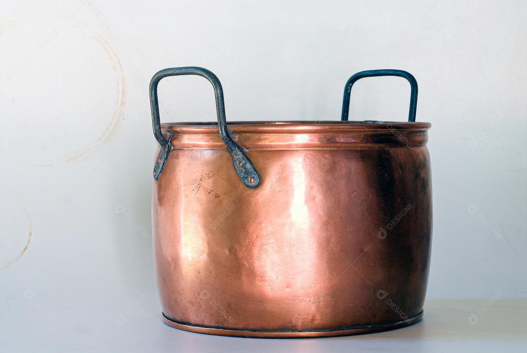 Caldeirão antigo de cobre