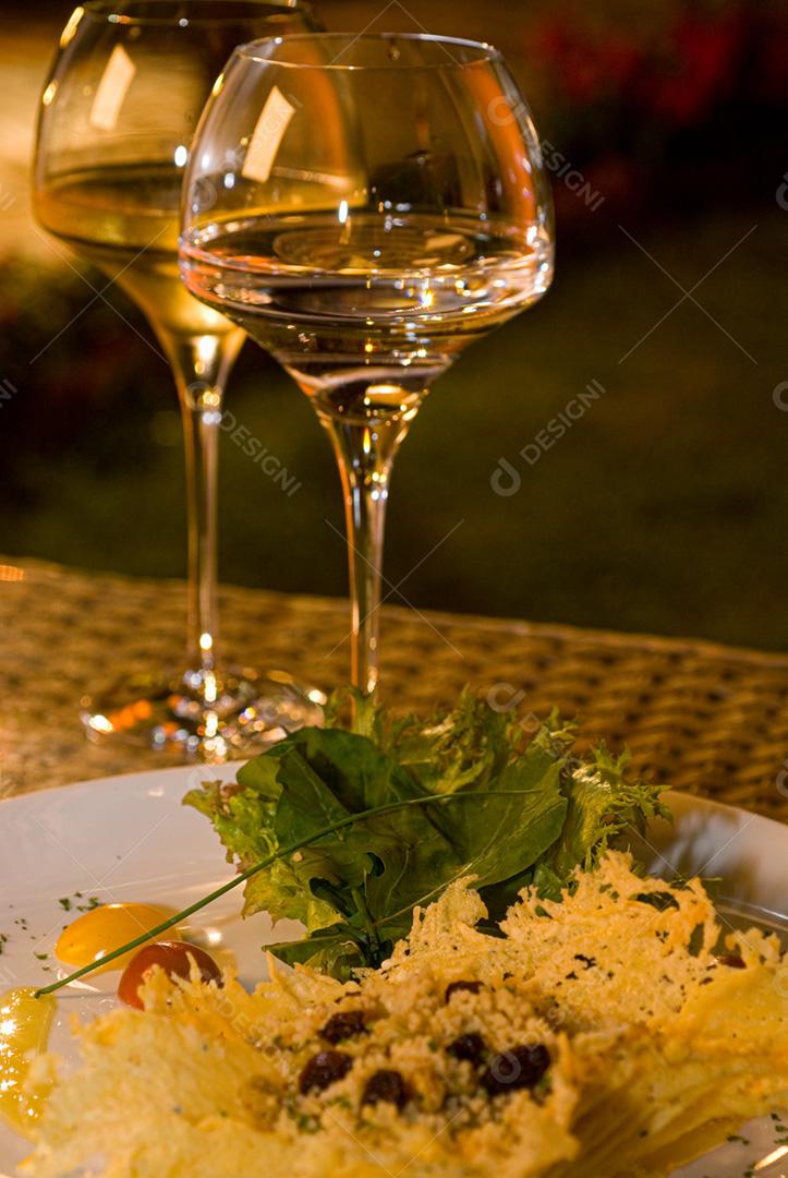 Prato brasileiro servido em restaurante moderno